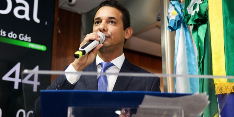 Prefeito destaca investimentos e metas para 2025 durante leitura da Mensagem Anual