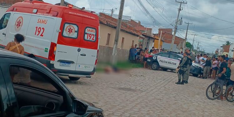 Homem é morto a tiros em via pública no bairro Barrocas