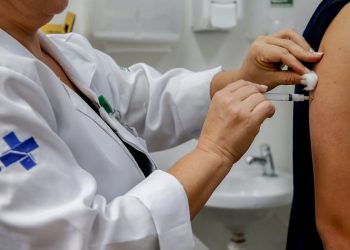 Saúde amplia recomendação da vacina da dengue, de acordo com vencimento