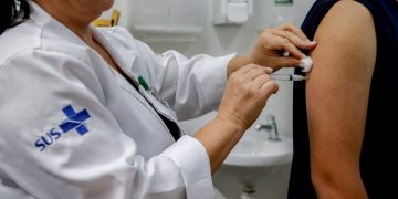 Saúde amplia recomendação da vacina da dengue, de acordo com vencimento