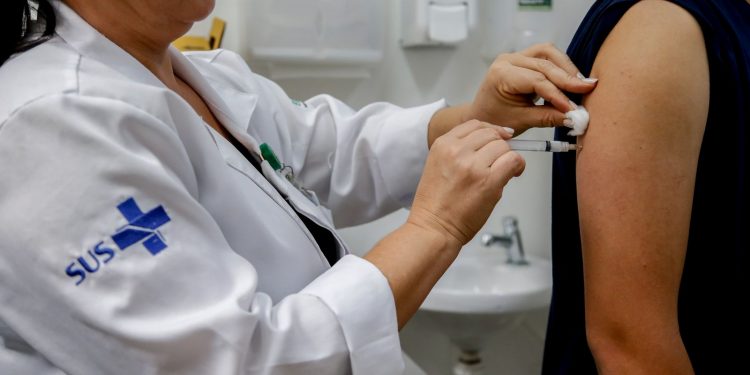 Saúde amplia recomendação da vacina da dengue, de acordo com vencimento