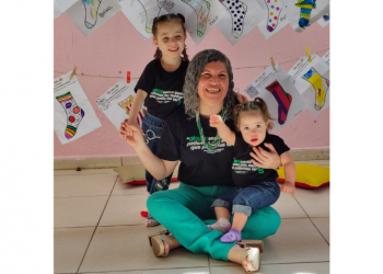 Crianças usam meias coloridas para celebrar o Dia Mundial da Síndrome de Down