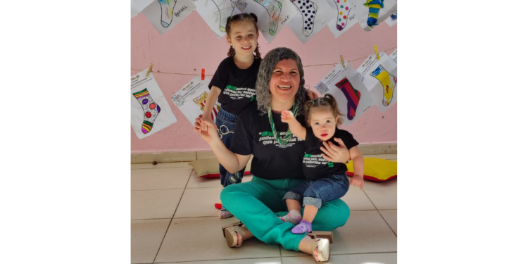 Crianças usam meias coloridas para celebrar o Dia Mundial da Síndrome de Down