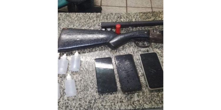 Polícia Rodoviária apreende espingarda calibre 12 e prende suspeitos por embriaguez na RN-013