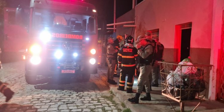 Em surto, homem ateia fogo na própria casa em Mossoró