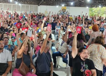 Professores encerram greve na rede estadual