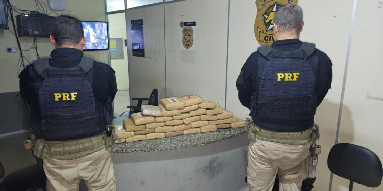 PRF prende trio e apreende 30 kg da “supermaconha” na BR 304, em Riachuelo