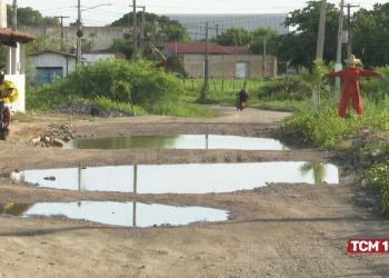 Moradores e motoristas reclamam de buracos na entrada do Bairro Bom Jesus