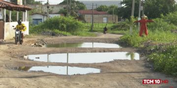 Moradores e motoristas reclamam de buracos na entrada do Bairro Bom Jesus