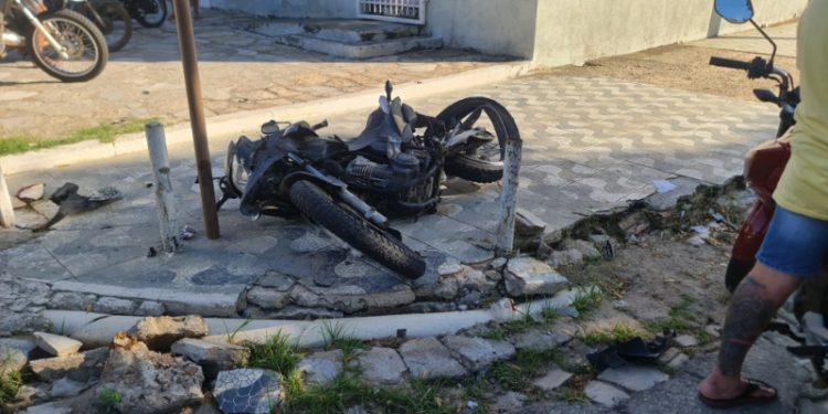 Motociclista é atropelado e morto por carro na avenida principal do Abolição III