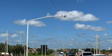 Prefeitura instala primeiro semáforo inteligente do RN na entrada do Bairro Vingt Rosado