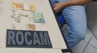 Rocam prende suspeito de tráfico e apreende droga durante abordagem na Favela do Fio