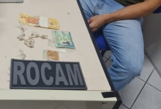 Rocam prende suspeito de tráfico e apreende droga durante abordagem na Favela do Fio