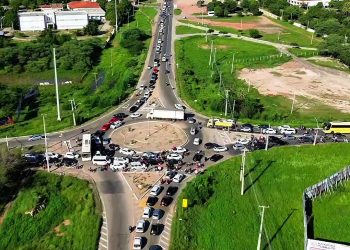 Longo congestionamento é registrado nesta segunda (24), na região Oeste de Mossoró