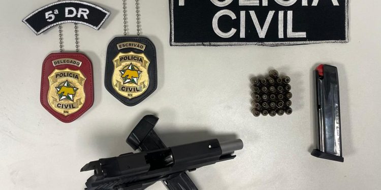 Vereador de Macau é preso por posse ilegal de arma de fogo em operação da Polícia Civil