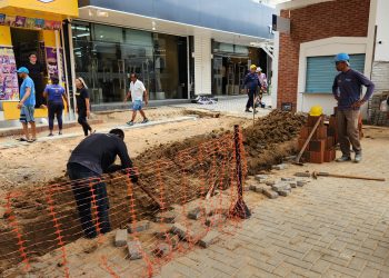 Prefeitura explica que retirada de piso do Centro Comercial faz parte do cronograma