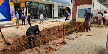 Prefeitura explica que retirada de piso do Centro Comercial faz parte do cronograma