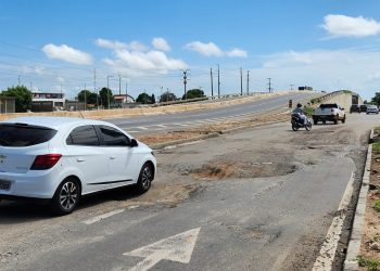 Após problemas estruturais, construtora confirma reparo na pavimentação de via marginal à BR-304