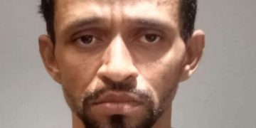 Tentativa de assalto a loja de celulares em Assú termina com suspeito preso, mulher baleada e menor apreendida