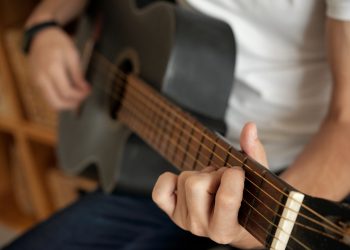 Sesi Escola Mossoró oferece oficinas gratuitas de violão e teatro