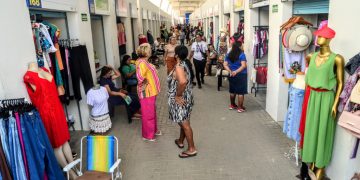 Centro Comercial é entregue e beneficiará mais de 300 famílias