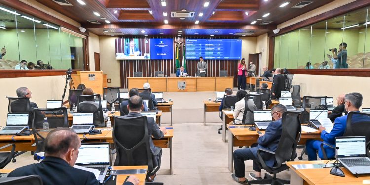 Assembleia Legislativa aprova reajuste salarial para professores da rede estadual