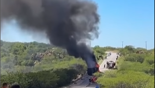 Carreta tomba e pega fogo na saída de Caicó na manhã desta sexta (18)