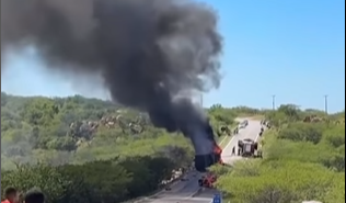 Carreta tomba e pega fogo na saída de Caicó na manhã desta sexta (18)