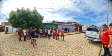 Em Baraúna, criminosos se passando por policiais invadem casa, executam rival e ateiam fogo em carro