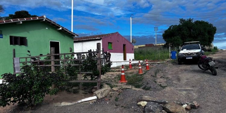 Homem é morto a tiros enquanto lavava moto em frente de casa em Caraúbas