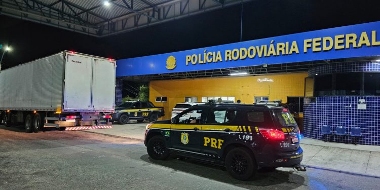 PRF recupera carga de pneus roubados em Mossoró