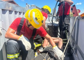 Bombeiros resgatam trabalhador em telhado de obra em Mossoró