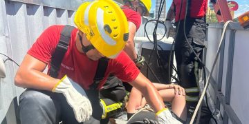 Bombeiros resgatam trabalhador em telhado de obra em Mossoró