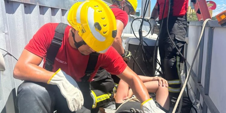 Bombeiros resgatam trabalhador em telhado de obra em Mossoró