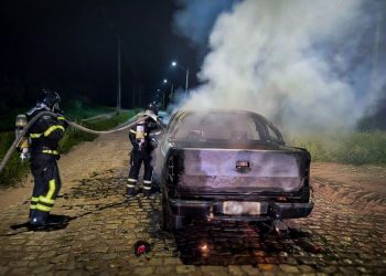 Bombeiros controlam incêndio em veículo no bairro Costa e Silva