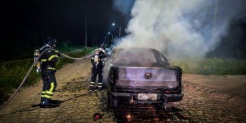 Bombeiros controlam incêndio em veículo no bairro Costa e Silva