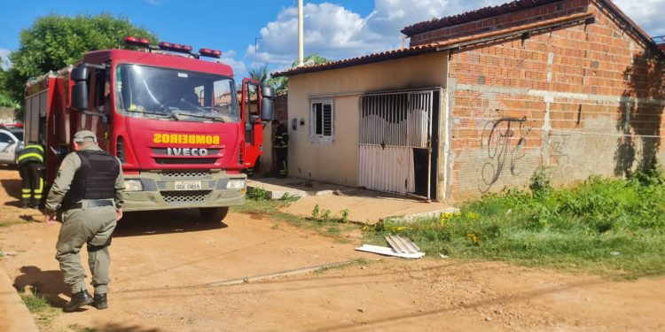 Casa de suspeito pela morte de jovem é incendiada no bairro Aeroporto