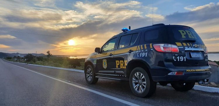 PRF afasta servidor e abre investigação após postagem em conta oficial em favor de Bolsonaro