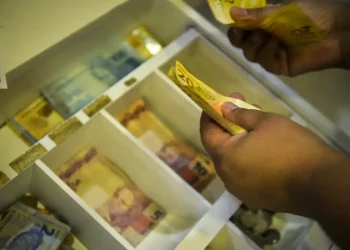 Aposentados e pensionistas começam a receber antecipação do 13º nesta quinta (24)