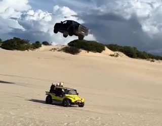 Motorista “voa” com carro ao subir duna em alta velocidade em Canoa Quebrada, no Ceará