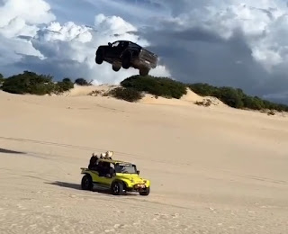 Motorista “voa” com carro ao subir duna em alta velocidade em Canoa Quebrada, no Ceará