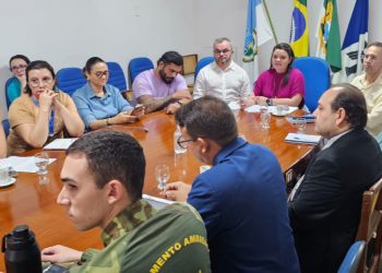 Uern reúne instituições para discutir soluções para conter a superpopulação de animais