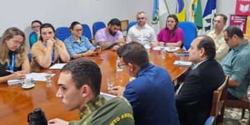 Uern reúne instituições para discutir soluções para conter a superpopulação de animais