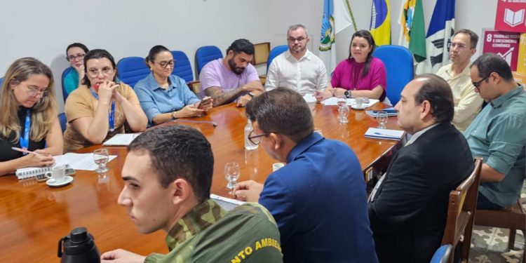 Uern reúne instituições para discutir soluções para conter a superpopulação de animais