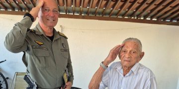 Comandante-Geral da Polícia Militar do RN visita sargento de 103 anos em Mossoró