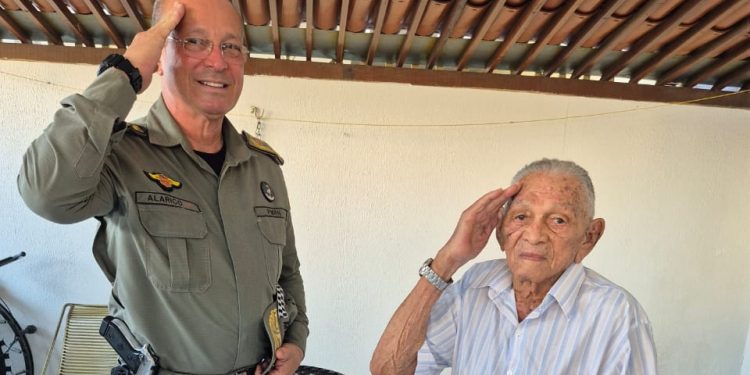 Comandante-Geral da Polícia Militar do RN visita sargento de 103 anos em Mossoró