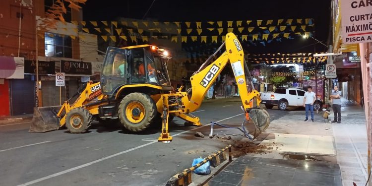 Prefeitura realiza limpeza das calçadas após transferência de ambulantes para o Centro Comercial