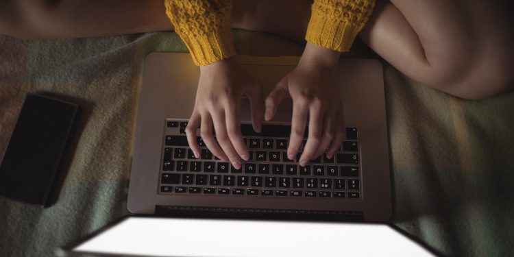Novo levantamento mostra que mais da metade dos adolescentes brasileiros já sofreu violência sexual on-line