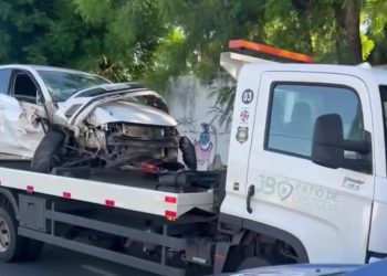 Motorista com sinais de embriaguez colide com árvore na Av. João da Escóssia