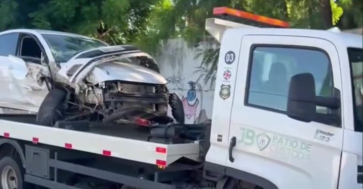 Motorista com sinais de embriaguez colide com árvore na Av. João da Escóssia